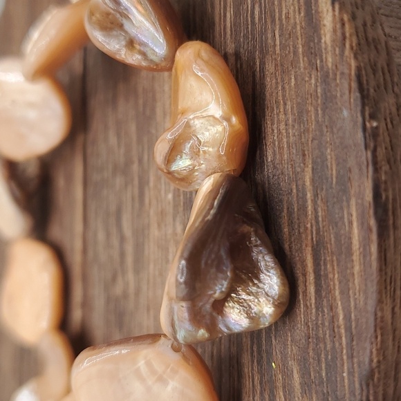 B2417 mother of pearl amber chip bracelet - Picture 2 of 2